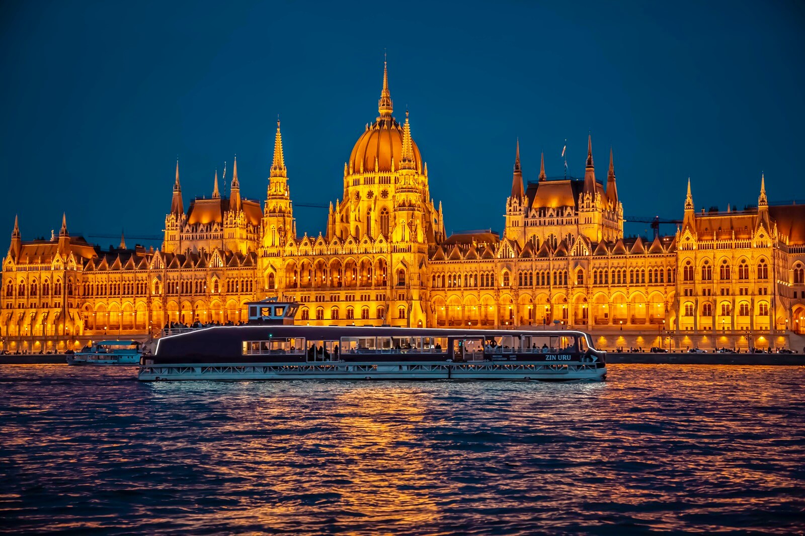 budget sightseeing cruise budapest